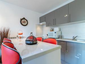 A kitchen or kitchenette at Apartment Symar by Interhome