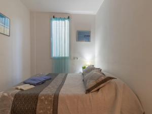 A bed or beds in a room at Apartment Symar by Interhome