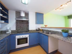 Kuchyňa alebo kuchynka v ubytovaní Apartment Royal Marine-3 by Interhome