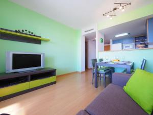 Televízia a/alebo spoločenská miestnosť v ubytovaní Apartment Royal Marine by Interhome