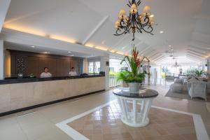 eine Lobby eines Hotels mit einer Bar und Menschen in der Küche in der Unterkunft Kantary Bay Hotel Phuket in Panwa Beach