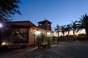 un edificio con una torre de reloj en el fondo en Casa Toscana Lodge, en Pretoria