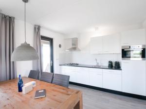 A cozinha ou cozinha compacta de Holiday Home Oesterdam Resort-13