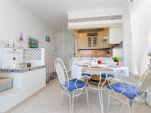 Kuhinja oz. manjša kuhinja v nastanitvi Holiday Home Casas Blancas-1 by Interhome