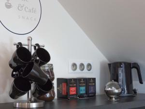 La Dolce Vita في فوسنان: أعلى المنضدة مع وعاء القهوة وآلة صنع القهوة