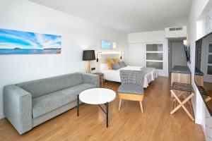 a living room with a couch and a table at Hotel Spa Flamboyan - Caribe in Magaluf