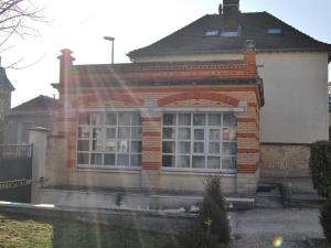 トロワにあるGîte La Tour Boileauの赤レンガ造りの家