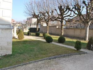 トロワにあるGîte La Tour Boileauの塀の木の庭