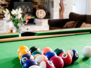 - un groupe de billards sur un billard dans l'établissement La Ferme d'Ervee de Saint-Roch, à Isigny-sur-Mer