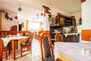 restauracja ze stołami i krzesłami w pokoju w obiekcie Domki Pod Jemiołą w Zakopanem