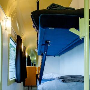 einem Zugwagen mit zwei Etagenbetten und einem Fenster in der Unterkunft Hébergement Insolite Picasso in Lanester