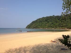 Baan Suan Kayoo 2 في كو فايام: شاطئ رملي مع وجود قاربين في الماء