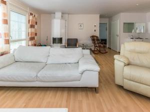 un sofá blanco y una silla en la sala de estar en Holiday Home Käpälämäki by Interhome, en Somerniemi