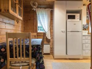 アカスロンポロにあるHoliday Home Tunturipöllö - huoneisto 902 by Interhomeのキッチン(テーブル、冷蔵庫付)