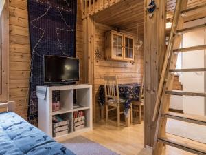 una camera con TV in una cabina di legno di Holiday Home Tunturipöllö - huoneisto 902 by Interhome ad Äkäslompolo