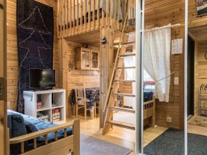 una camera con letto a castello e una scala in una cabina di Holiday Home Tunturipöllö - huoneisto 902 by Interhome ad Äkäslompolo