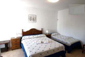 Un dormitorio con dos camas y una cómoda. en Casa Becker, en Miami Platja 15 fotos más