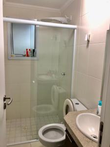 a bathroom with a shower and a toilet and a sink at Spazio Felicita, Indaia, Bertioga, apartamento pé na areia in Bertioga