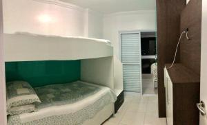 a bedroom with a bunk bed in a room at Spazio Felicita, Indaia, Bertioga, apartamento pé na areia in Bertioga