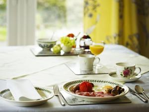 een tafel met een bord eieren en fruit erop bij Copper Meadow in Launceston