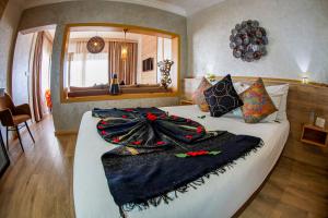 Voodi või voodid majutusasutuse Mabrouk Hotel and Suites- Adult only toas