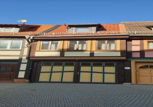 een gebouw met veel ramen en deuren bij Ferienwohnung Schöne Ecke in Wernigerode