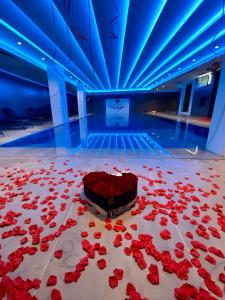 une salle remplie de roses rouges sur une piste de danse dans l'établissement Black Diamond Hotel, à Tirana