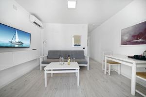 TV a/nebo společenská místnost v ubytování Atlantic Sun Beach - Gay Men Only