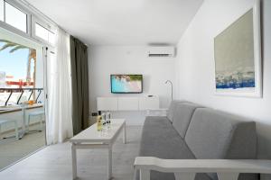 TV a/nebo společenská místnost v ubytování Atlantic Sun Beach - Gay Men Only