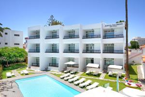 een afbeelding van een hotel met zwembad bij Atlantic Sun Beach - Gay Men Only in Playa del Inglés