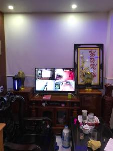 a living room with a tv and a table at Hoang Anh Hotel in Dĩ An