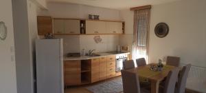 een keuken met een tafel en een koelkast bij Apartman Mina Divcibare in Divčibare