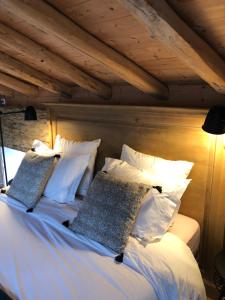 Säng eller sängar i ett rum på la maison d'Obinat
