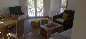 A television and/or entertainment centre at Apartman Mina Divcibare