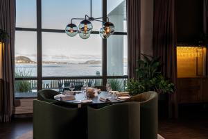 uma sala de jantar com uma mesa e uma grande janela em Quality Hotel Ålesund em Ålesund