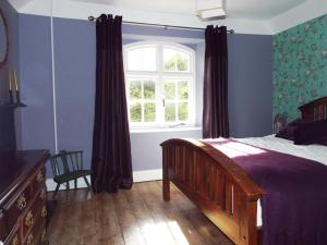 um quarto com uma cama e uma janela em Old Vicarage B&B em Coleford