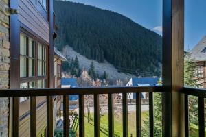 a balcony with a view of a mountain at Luderna - Apartamento Val de Ruda B82 Dera Mèu in Naut Aran
