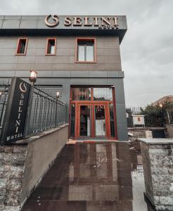 un edificio con una porta rossa e un cartello sopra di Selini Hotel İstanbul Airport a Istanbul