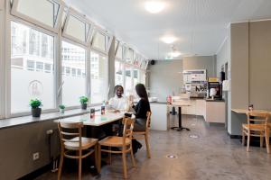 Ein Restaurant oder anderes Speiselokal in der Unterkunft a&o Köln Dom 