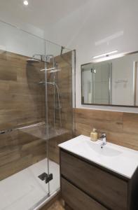 een badkamer met een douche, een wastafel en een douche bij "AuSoleil" 2 pieces cosy ensoleillé, tout à pied, 50 m du vieux port in Saint-Raphaël