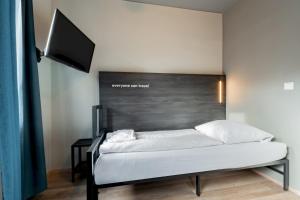 Ein Bett oder Betten in einem Zimmer der Unterkunft a&o Köln Dom
