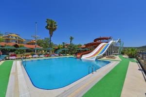 Bazén v ubytování Adaburnu Gölmar Hotel nebo v jeho okolí