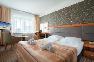 Säng eller sängar i ett rum på Hotel ARA - Dancing Club Restauracja ARA