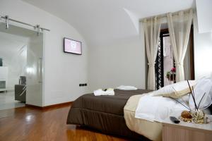 een slaapkamer met een groot bed in een kamer bij Montesantogroup Apartments in Napels