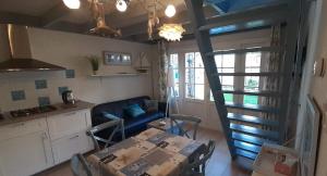 濱海韋克的住宿－Close to the beach，厨房以及带桌子和楼梯的客厅。
