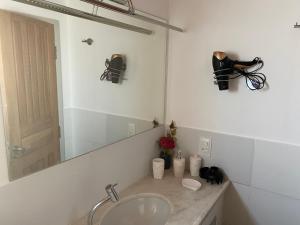 La salle de bains est pourvue d'un lavabo et d'un miroir. dans l'établissement Taverna do Paraiso, à Janga