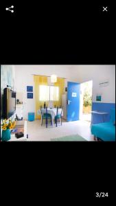 - un salon avec un canapé bleu et une table dans l'établissement Blue Lagoon with Pool, à Eilat