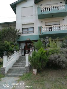 un edificio con escaleras delante en Edificio Maracuja - Departamentos en Villa Gesell