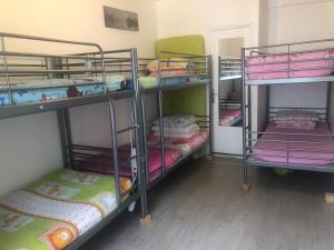מיטה או מיטות קומותיים בחדר ב-Art Beaubourg