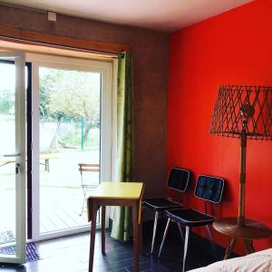 een kamer met 2 stoelen, een tafel en een raam bij La Malcotais in Noyal-Châtillon-sur-Seich